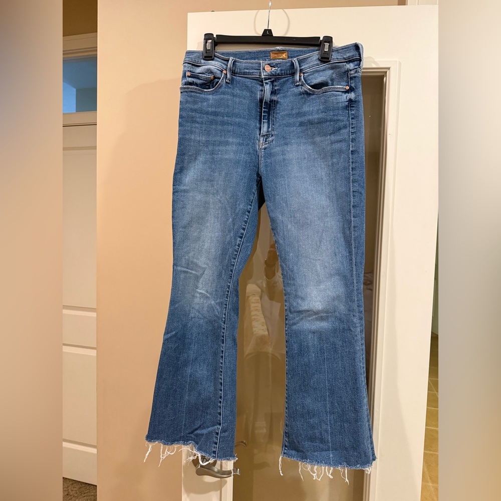MOTHER the weekender fray cropped Flare Jeans in Classic Blue